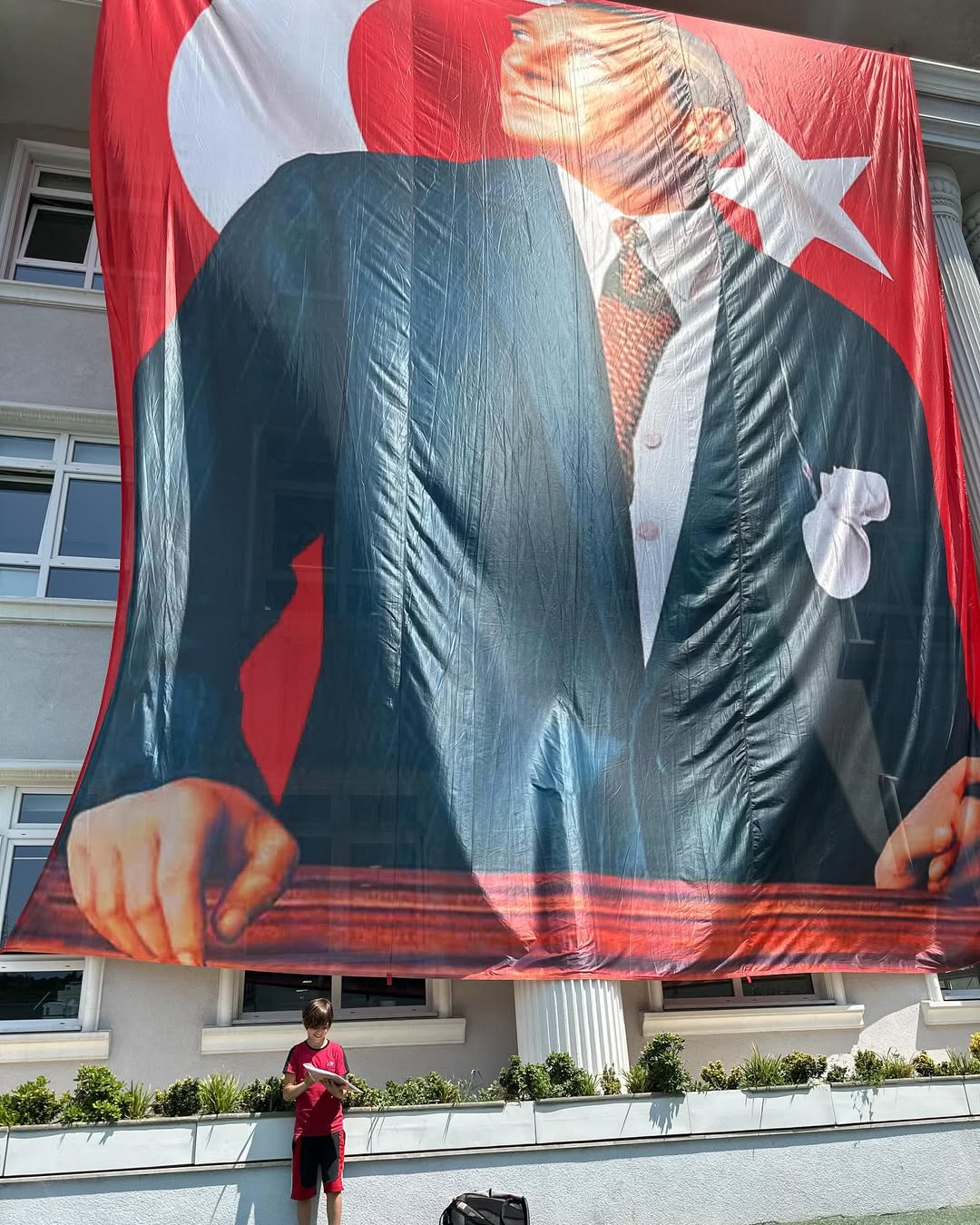 Karneler bir sonucu gösterir, ama asıl yolculuk Atatürk’ün ve bilimin aydınlattığı yolda yürüyerek başlar.♥️
Bu eğitim dönemini sonlandıran tüm çocuklarıma başarılar dilerim. Hayallerinizin peşinden gitmekten vazgeçmeyin.🙏