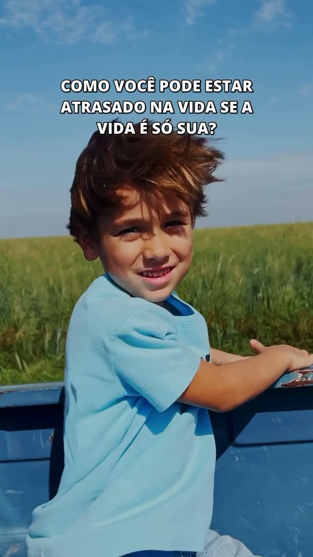 Você não tá atrasado. 🫀
O bambu chinês passa cinco anos sem crescer um centímetro.
E no sexto, ele dispara trinta metros em poucas semanas.
Não é mágica. É raiz.
É tudo que ele construiu no silêncio que sustenta o que vai brilhar no alto.
Você também tá crescendo por dentro.
Cada dúvida, cada recomeço, cada oração engasgada, é preparo.
Seu tempo não passou. Seu tempo tá chegando.
E quando chegar…
vai ter espaço pra você florescer, pra você expandir, pra você voar.
Porque quem tem raiz, nunca mais se perde do céu.
.
.
#tempo #vida #reflexão #motivacional #criança #atrasado #explorar #viral