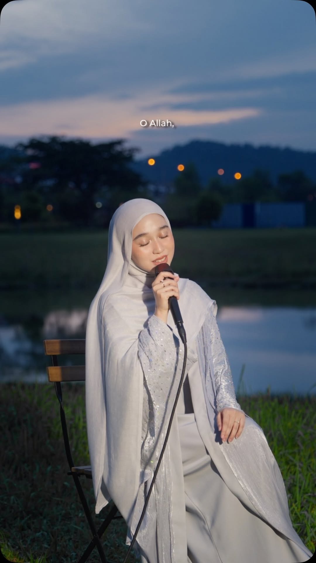 Eid ul-adha mubarak to all of my muslim sisters and brothers โค๏ธ Hereโs a short little cover from me!
Song: waiting for the call by Irfan makki