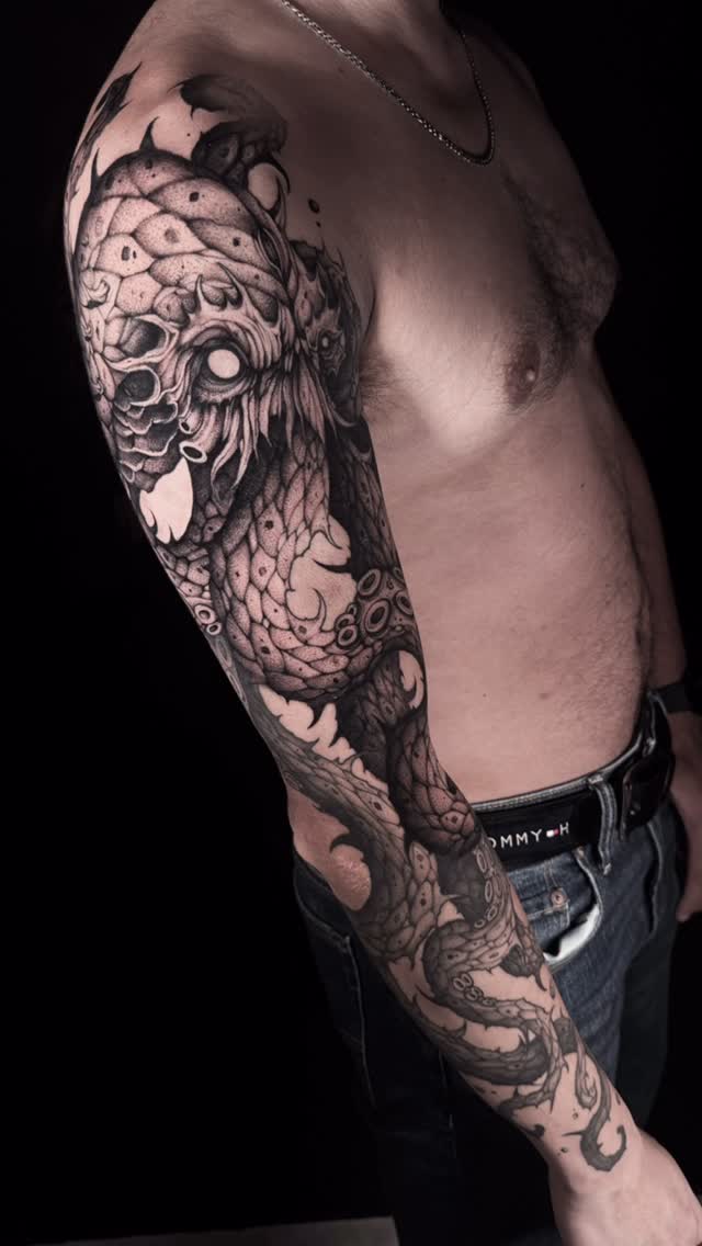 💀 muchas gracias por la confianza y el aguante 🔥🤘
@zitacartuchos @ouoglobal
.
#tattoos #blackworkerssubmission #tattoo #tatuaje #blackworktattoo #kraken #octopus #octopustattoo #krakentattoo #horrortattoo #onlyblackwork #blacktattoo #tattooartist #tatuadoresmexicanos #blackworkers