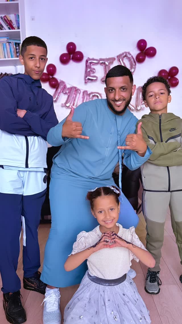 Eid Mubarak to you all from the Muad family! Make sure it’s one you’ll never forget inshallah. Allah bless and protect you all!
Beautiful thobe from @nouranddeen
#eid #eidmubarak #family #sonsanddaughter #blessed