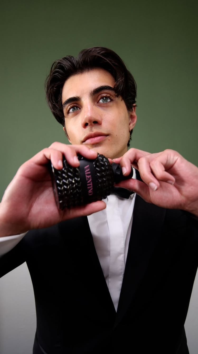 𝐚𝐧𝐳𝐞𝐢𝐠𝐞 5 minutes to the red carpet with Born in Roma Uomo @valentino.beauty #valentinofragrance #valentinobeauty
#manywaystobeyou