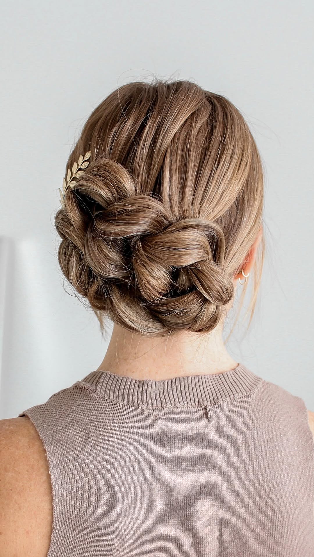 Elegance meets edge ✨ This pull-through braid updo is giving volume, vibe, and just the right amount of drama. Perfect for any occasion—especially when you want to turn heads. 💁♀️💫
#PullThroughBraid #BraidedUpdo #HairGoals #UpdoInspo #BraidedBeauty #HairstyleMagic
