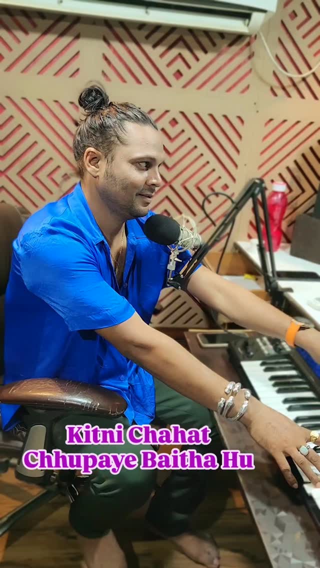 Kitni chahat Chhupaye Baitha hu
Studio me baitha hu... Madhur Style
#kitnichahatchhupayebaithahoon❤️🧡💛 #prakashtiwarimadhur #singer #trending #reels #viral #stagehacker #prakashtmadhur