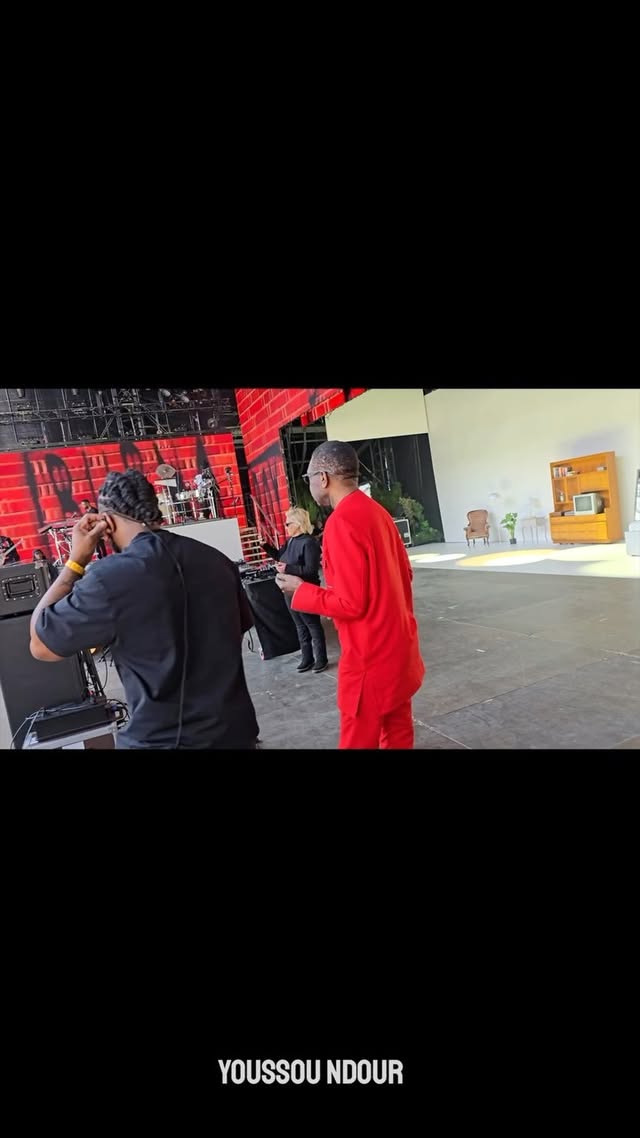 Une journée empreinte d’émotion aux côtés de @burnaboygram au Stade de France. Toujours aussi fier de toi, mon fils. Continue de briller et de porter haut les couleurs de l’Afrique.