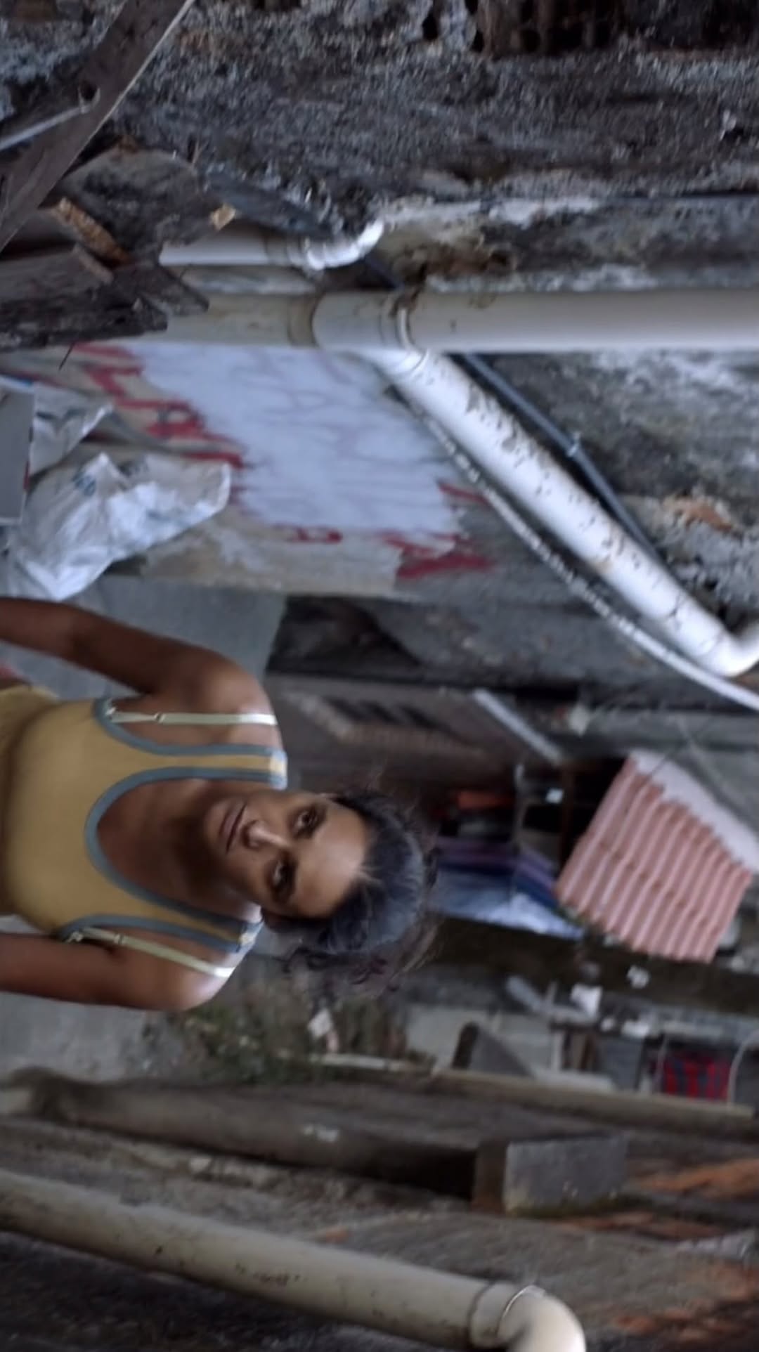 Andrea em “Pacificado”.
Filme dirigido por Paxton Winters, ambientado nas favelas do Rio de Janeiro, no Brasil.
O longa explora as complexas dinâmicas familiares e sociais de uma área marcada por violência, desigualdade e a busca por sobrevivência. Ganhador da Concha de Ouro no Festival de San Sebastián, ao todo três troféus no festival e 18 prêmios pelo mundo.
Disponível em @star_bra / @starplus