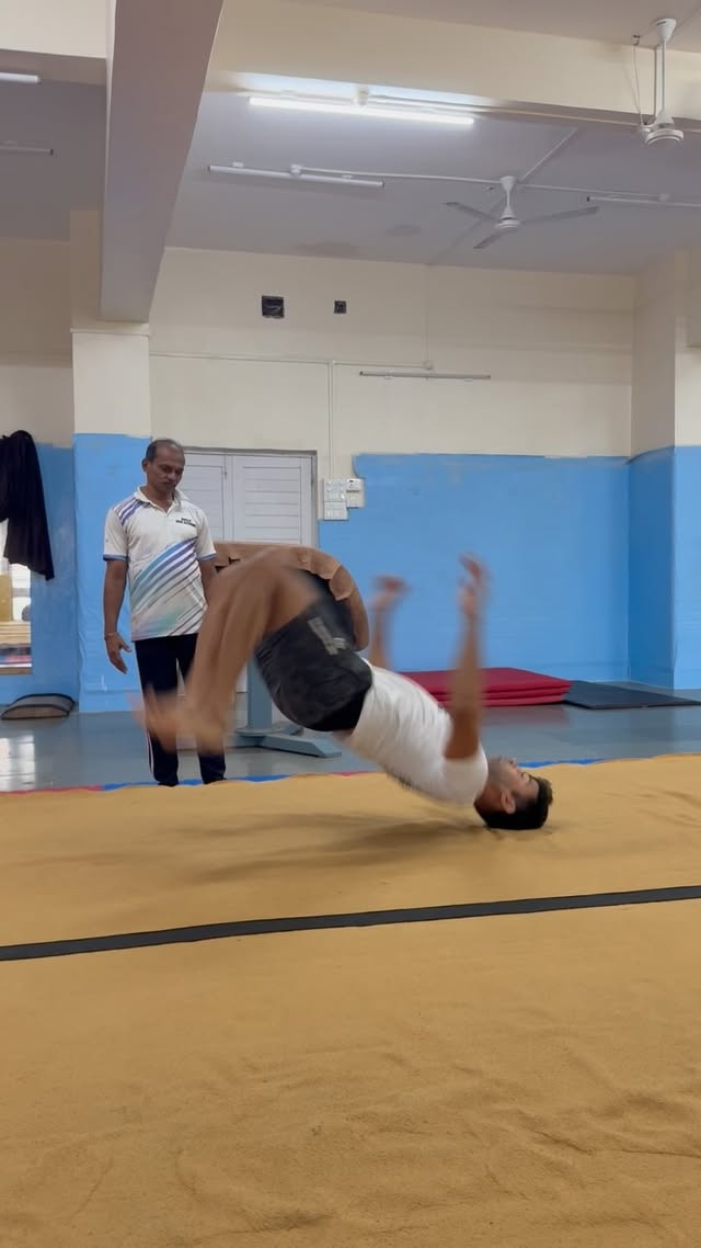 Hardwork beats age & talent 🙏
Thank you Suhash sir for your efforts & patience.
#sangramsingh
#bodyweighttraining
#inspiration
.
.
.
.
.
.
.
.
#trending #motivation #viralvideo #trendingreels #insta #reels #sangramsinghwrestler #athlete #india #world #bharat #indianteam #wrestling #gymnastics #skill #tuesday #mma