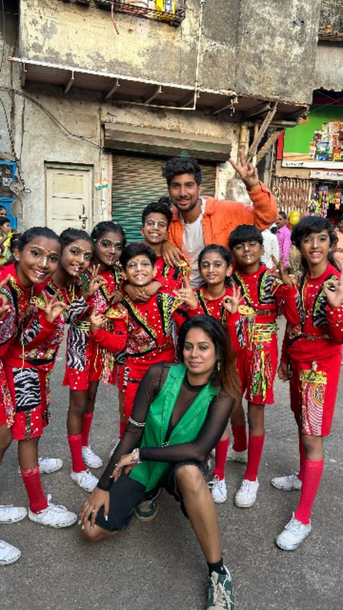 Eshqam ✨
Thank you so much for this opportunity 🙏🏻
@master_moshin_zddi786 sir ❤️
@zerodegreeartinstituteofficial ❤️
Director & choreographr by @darshan_mandaliya sir ❤️✨
@yash_nalawade_14 @durva_zddi @arna_dancer_ziddi @vrushali_zddi @hemangi_singh_zddi @manoj_zddi
jiya_zddi
#idrizsuine #darshanmandaliya #eshqam