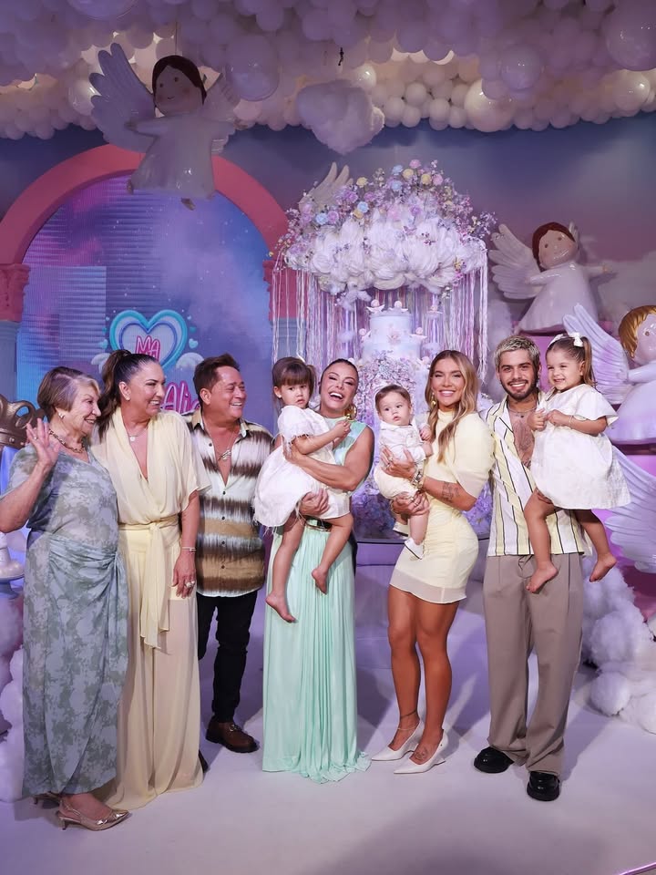 Carrossel de momentos do aniversário de 4 aninhos da Maria Alice. Tudo maravilhoso, tudo perfeito do jeitinho que ela merece. Só peço a Deus muitas bençãos, saúde, felicidade para nossa princesa. Gratidão a Deus por este presente da vida que ele nos deu. 👏❤️🙌🙏
#amordevovó ❤️❤️