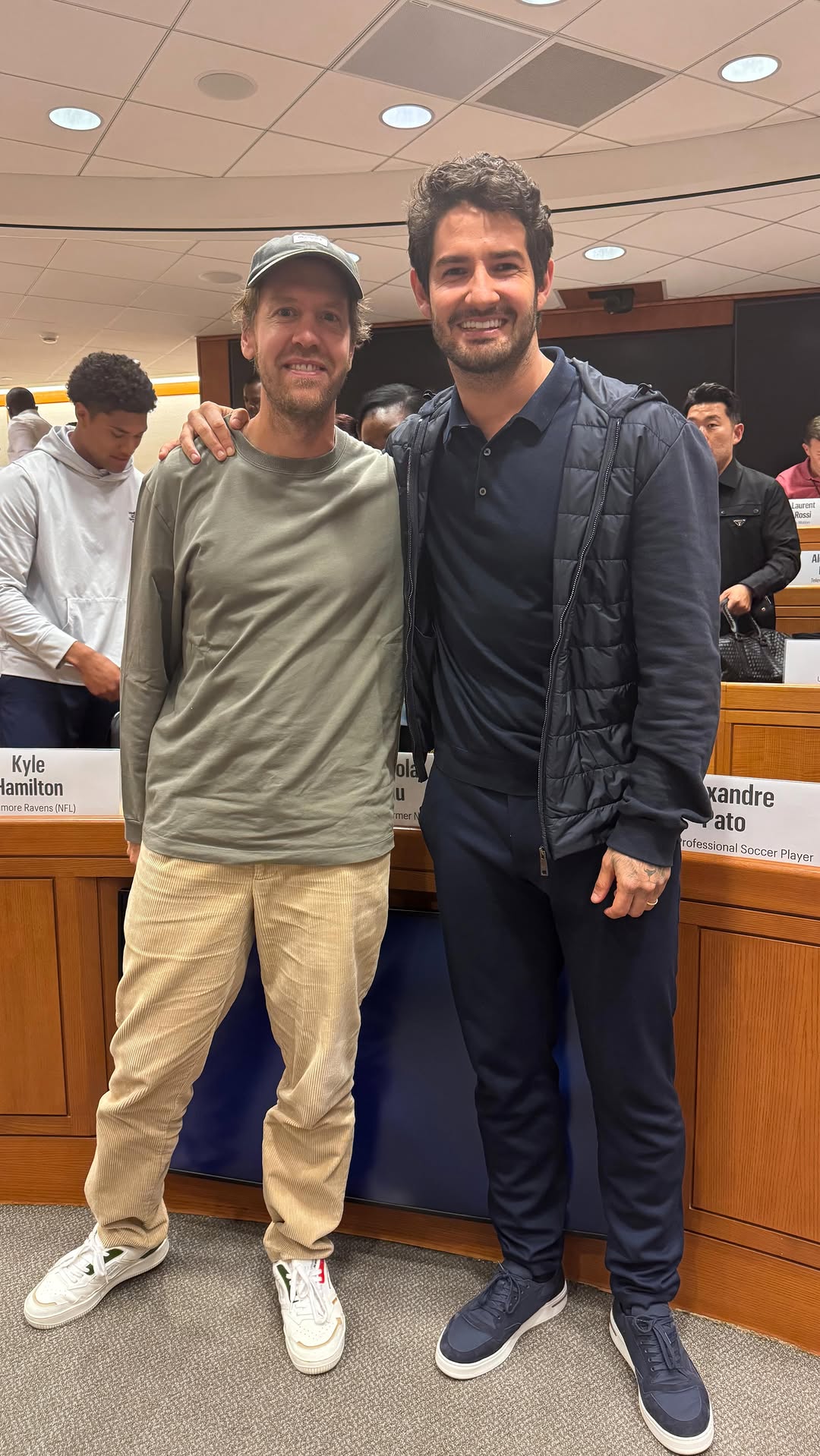 Meu companheiro de sala de aula e do time da @harvardhbs !! @sebastianvettel 🤜🏻🤛🏻