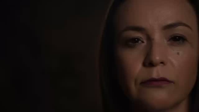 ¿Qué duele más: EL ABUSO O EL SILENCIO?
Hablar de abuso infantil es tan incómodo y doloroso, que preferimos pretender que “eso no pasa”.
No en mi casa.
No cerca de mi.
No a mi familia.
Pero SÍ pasa.
Y mucho más cerca de lo que imaginamos.
⚠️7 de cada 10 abusos son perpetrados por las personas más cercanas a nosotros.
Ahí donde deberíamos sentirnos seguros, amados y protegidos. 🏡
👉🏽Por eso duele tanto y/o dudamos en denunciar, pedir ayuda, poner un alto ó incluso reconocer que hemos sido abusados.
Porque el daño muchas veces te lo ocasiona la persona que más amas y con quien convives todos los días. 💔
⚠️ 21,000 niñas y niños son captados cada año en México para explotación sexual, y solo el 1 de cada 100 logra regresar a casa .
Conmoverse ya no es suficiente cuando en este momento hay tantos niños cerca de nosotros siendo abusados.
Entra a @fundacionfreedommx infórmate, habla del tema, rompe el silencio. 🦋☀️💗
Mi más grande reconocimiento a @chobilanderos y @fundacionfreedommx por su labor titánica y por recordarnos que combatir de frente lo insoportable no es solo un acto de valentía, sino el mínimo gesto de humanidad que nos corresponde hacer a todos. 🇲🇽
