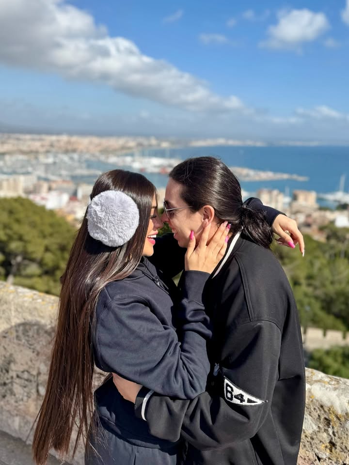 Feliz cumple reina hermosa❤️
Cada día desde que tengo la fortuna de conocerte, increíblemente , el aspecto de este mundo parece mejor, la infinidad de disposiciones que tiene la vida parecen más amables a tu lado, tan amables que dejan de importar, y cuando nada de esta vida importa solo queda la paz, la paz que solo un ser tan hermoso en todos los aspectos como tú puede brindar.
Te amo, eres el ser más maravilloso de este mundo❤️