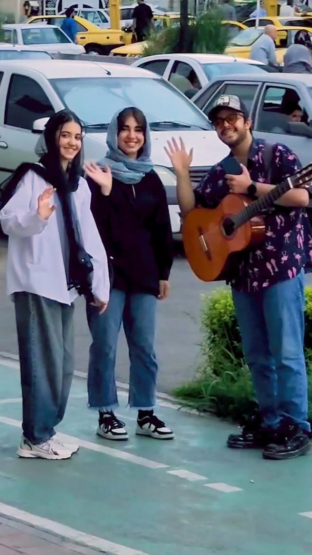 قالیچه رو سوار شد رفت 😂
در این دوربین مخفی در نقش یک نوازنده و #خواننده خیابانی بودم
و به دختر ها گفتم که اگه رو قالیچه بروند پرواز میکنند. 🎙🎶
🗣:@niima_rahimi
🗣:@niima_rahimi
در این ویدیو از خواننده خوب مانی رهنما آهنگ اجرا کردم.🎸🎵
امیدوارم این دوربین مخفی در اکسپلور اینستاگرام وایرال شود. 🙏
🗣:@niima_rahimi
🗣:@niima_rahimi
#خوانندگی #دوربین_مخفی #گیتار #نوازنده #اکسپلور #اجرا
#دوربینمخفی