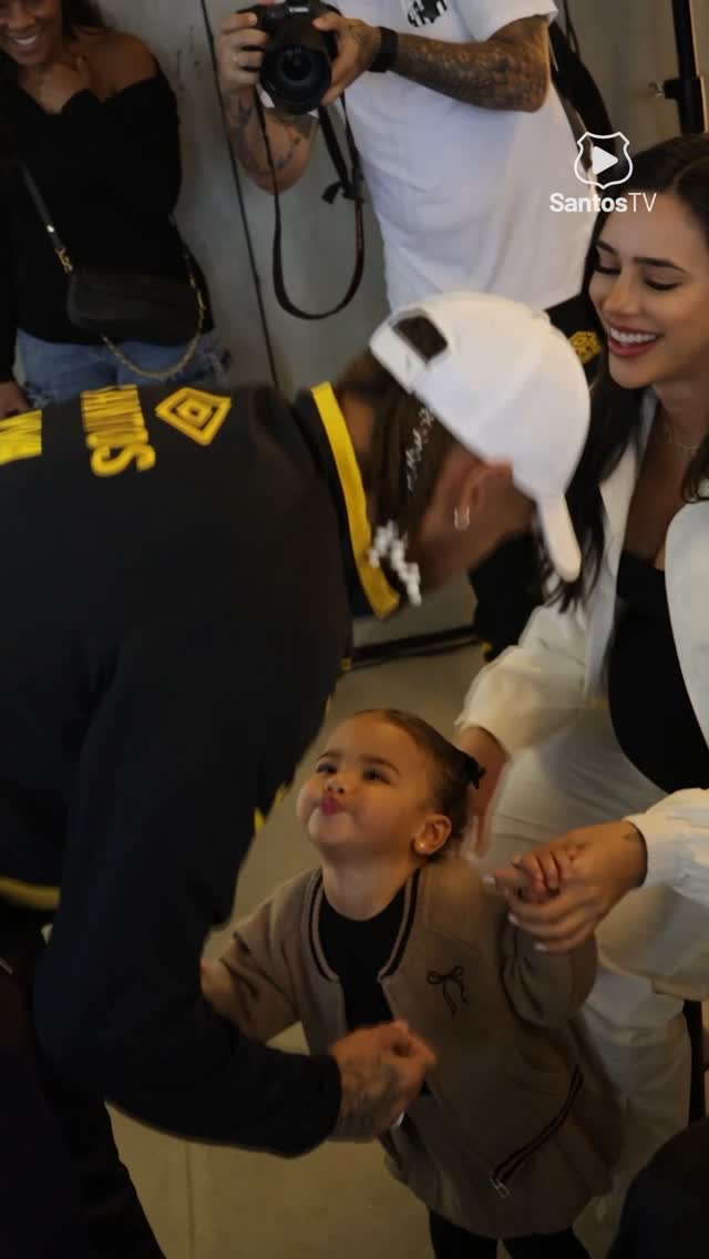 Proporcionar ao Príncipe um momento único com seus familiares e amigos, que substituíram os profissionais de imprensa em uma coletiva inesquecível, foi especial não apenas para Neymar Jr., mas para todos nós, que acompanharemos suas respostas com a franqueza de sempre, e o carinho com que fala sobre sua relação com o Santos FC, agora mais à vontade por estar diante de uma plateia que faz parte de sua vida pessoal.
Nesta fase de sua carreira, considerando os objetivos do atleta e do Clube, trata-se de mais um momento para que ele se sinta em casa e confiante no carinho dos santistas ao vê-lo em campo, assim como no apoio dos brasileiros rumo à Copa do Mundo de 2026.
Para o sucesso do projeto que está sendo construído, são necessários muita dedicação, planejamento, trabalho e, acima de tudo, cuidado humano. Parabéns a todos os envolvidos nessa grande ação, desenvolvida em conjunto pelo nosso patrocinador Loovi, pela equipe de Marketing do Clube e pela NR Sports.