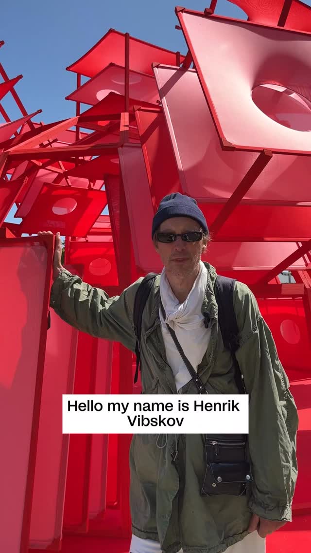 Med udgangspunkt i Verner Pantons ikoniske Panthella-lampe, har @henrikvibskov skabt en installation for Louis Poulsen, der kan ses i Kuglegården i København til og med mandag som en del af @3daysofdesign.