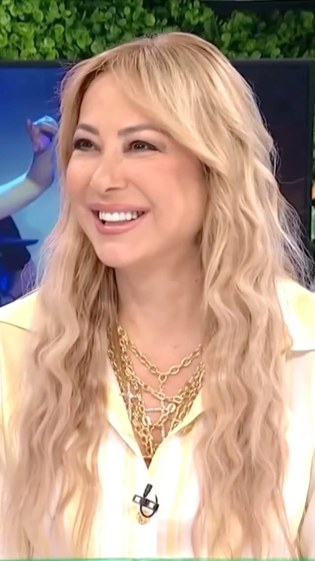 Η Μελίνα Ασλανίδου / @officialaslanidoumelina βρέθηκε στην παρέα του Φώτη και της Τζένης, όπου μίλησε για την πρώτη φορά που τραγούδησε μπροστά σε κοινό, αλλά και για ποιον λόγο!
#PrwianSeEidon🌻 | Καθημερινά στις 09:00 στην #ΕΡΤ1