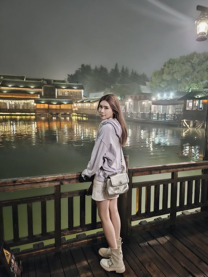 烏鎮一夜,千尋一夢 🌙
A Spirited Away Night in Wuzhen
走進烏鎮,時間彷彿慢了下來。**這裡是江南六大古鎮之一,有著超過千年的歷史。**夜幕降臨時,這裡美得像一幅水墨畫,也像走進了千與千尋的夢幻場景。很榮幸能和 #香港政協青年 來到浙江交流,感受這份古色古香的魅力。
Stepping into Wuzhen is like stepping into a dream. **It‘s one of the great ancient water towns south of the Yangtze, with over a thousand years of history.** The nights here feel like a scene from *Spirited Away*, a living ink wash painting. Honored to be here in Zhejiang for a cultural exchange and to experience this timeless charm.
#烏鎮 #Wuzhen #古鎮 #千與千尋 #SpiritedAway #文化交流 #浙江 #水墨畫 #Lylytravel