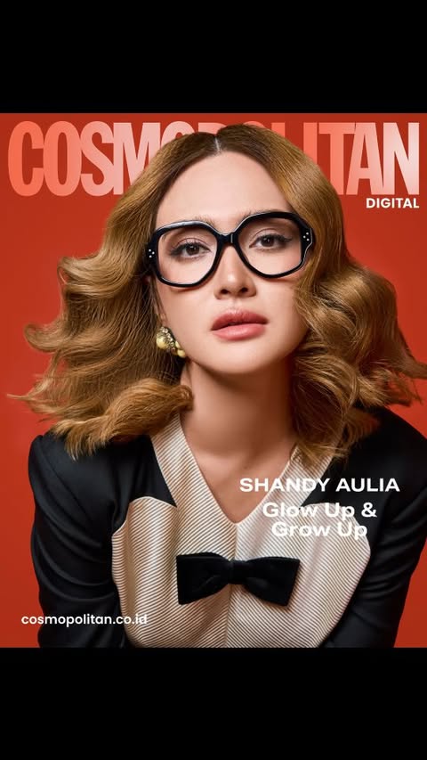 From silver screen scenes to shaping wellness dreams. Our latest digital cover star @shandyaulia is making her next big move. 🤩✨
After years of shifting between teen romance, horror, and drama, Shandy is now pouring her energy into two new ventures: @shaliapilatesofficial and @shaliathecontourclubofficial .
Lewat dua bisnisnya ini, ia ingin mengajak lebih banyak orang untuk terhubung dengan tubuh mereka, baik lewat gerakan yang mindful di studio pilates maupun perawatan di body contour.✨️☀️
Dalam wawancara bersama Cosmo, Shandy bercerita tentang prosesnya membangun bisnis, pandangannya tentang tren wellness, dan refleksinya terhadap karakter Tita dari film Eiffel I’m in Love. P.S.: She even found a few things they still have in common. 👀
Baca selengkapnya di www.cosmopolitan.co.id
Photographer: @panjiindrastudio
Stylist: @astrianagemiati
Text: @rayogarayoga
Makeup Artist: @arie_khayz
Hairstylist: @picaleva
Assistant Stylist: @aliciaterisno
Digital Imaging: @erlangga.namaskoro
Cover Layout: @mosquitoarmy
Wardrobe: @maisonvalentino @time.international
Accessories: @celine at @optikseis , @aidanandice
#cosmoindonesia #shandyaulia