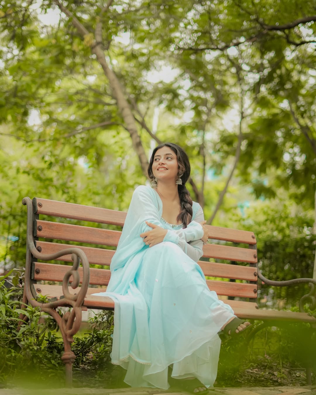 💫 “सज गई हूँ सादगी में,
जैसे बारिश हो बादलों की चुप्पी में।”🩵
📸 : @rohit__photography____ #EthnicVibes #PastelLove #DesiCharm #GracefulYou #SimplicityAndStyle #ChikankariMagic #TraditionalBeauty #InstaGlow #SoftGlamLook #DesiAura #ElegantOutfit #NaturalMood #IndianWearLove #EarringsGameStrong #ClassicAndCute