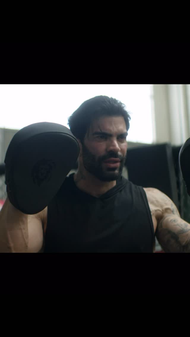 |Luchador es el que lucha| 🎥 Tráiler escena.
Hay momentos en los que la vida se vuelve tan dura que parece imposible seguir adelante. Todo se oscurece, la motivación se desvanece y sientes que rendirte es la única opción.
Pero justo en esos momentos, cuando más perdido te sientas, lucha. Mantente firme, con la mente en positivo y el corazón fuerte.
Es en esas batallas más difíciles donde se forjan los grandes cambios.
Si hoy todo parece cuesta arriba, es porque la vida te esta preparando para dar un salto hacia algo más grande.
No te rindas. Respira hondo#, levanta la mirada y sigue avanzando. Este es solo el comienzo de tu siguiente nivel.💪🫶
Muchas gracias @titinfightdivision por abrirme las puertas de tu casa🙏🖤
#luchadoreselquelucha #motivacion #as #belegend