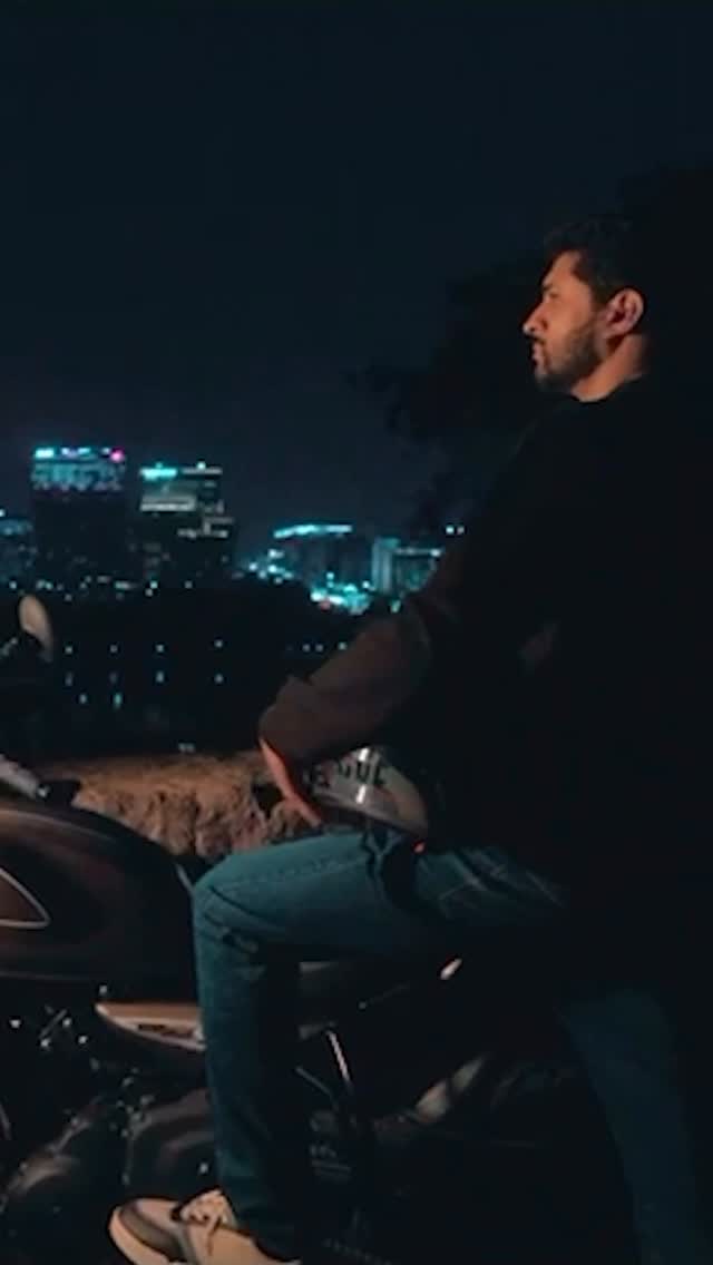 Bringing Hyderabad streets to life at night.
#Guerrilla450 #GRRR #AllRoadster #RealRoadster #RoyalEnfieldStreet #RoyalEnfield #RidePure #PureMotorcycling