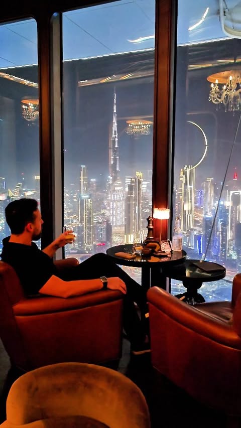 Latin flair. Velvet vibes. Sky-high cocktails 🍷
A special thanks to @smokeandmirrorsdubai
#smokeandmirrors #slsdubai #smokeandmirrorsdubai #sponsored #ad #hautetraveling