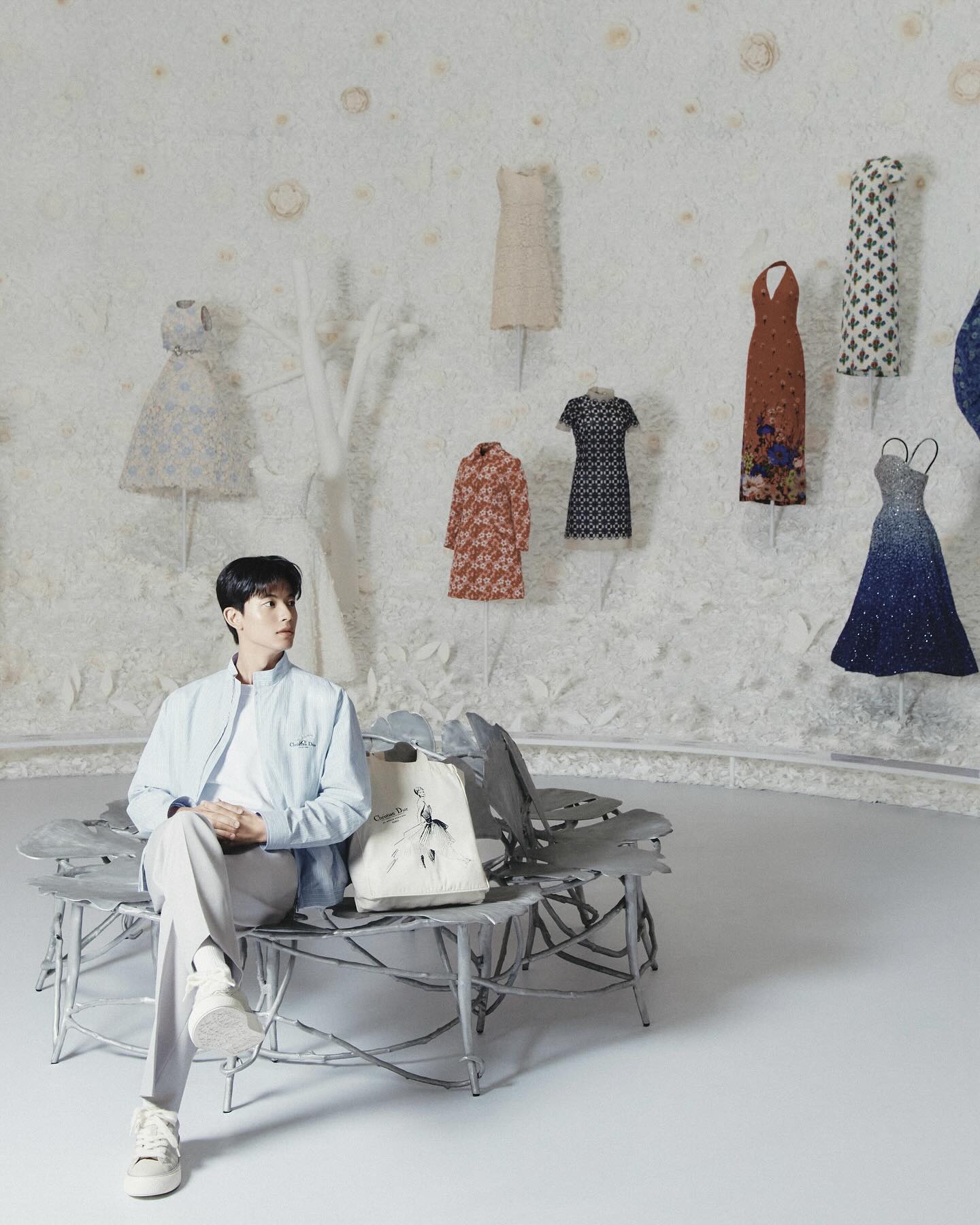 한번 더 보고 싶은 전시 @dior
토트백은 Christian Dior: Designer of Dreams 전시장에서 7월 13일까지 만나볼 수 있습니다.
#Dior #DiorDesignerofDreams #디올디자이너오브드림스