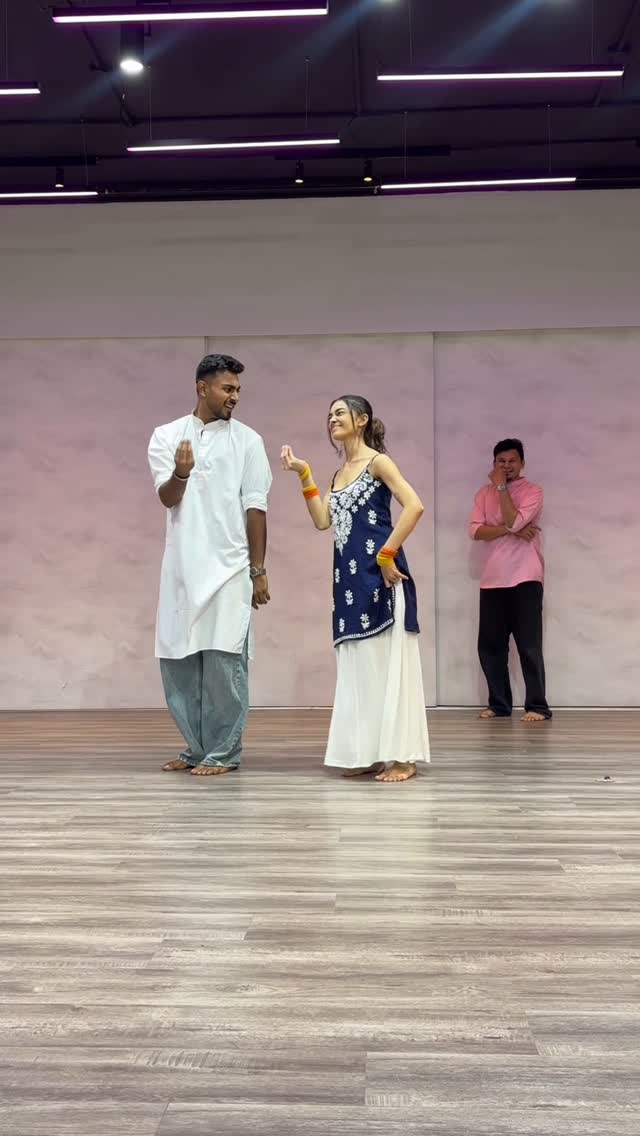 Chalu mai teri raah bulleya🏠🪬
Choreography: @abhi_badarshahi 🪄
Song: @paponmusic @shekharravjiani @vishaldadlani @irshadkamilofficial 🎧
Studio: @ensostudios.in 📍
#bulleya #keyapatni #alexandernoel #noyaforever #janam #choreography #fyp #dancereels #trenfingreels #trendingaudio #trendingchoreography #workshop #bollywoodsongs
#sultan #viraldance #duodance #papon #vishalshekhar