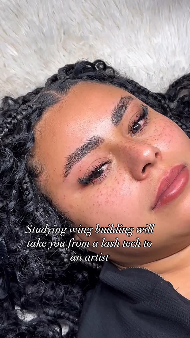 Studying wing building is what took me from a lash tech to a true lash artist.
Before that, I was focused on fullness. Now Iâm focused on structure, symmetry, and visual lift. Wing building taught me how to analyze the clientâs eye slant, identify the exact lifting point, and create transitions that actually sculpt the face.
This is where lash design becomes technical and intentional. Where you stop relying on trends and start leading them.
Inside the course, I show you how to:
⢠Build flattering wings for upturned, downturned, or neutral eyes
⢠Control your lifting point to avoid dragging or distortion
⢠Layer your spikes and fans so the map flows instead of cuts off
⢠Use design to enhance facial symmetry, not just fill space
If youâre viewing this follow @psc_lashes
-
-
-
-
-
-
-
-
-
-
#cashmerelashes#bottomlashes#bottomlashesforbeginners#netherlandslashes#EyelashExtensions#rotterdamlashes#EyelashExtensions#lashextensions#lashextensionsuk#bottomlashes#LashTechTips#wimperstyliste#wimpersrotterdam#lengthretentionjourney