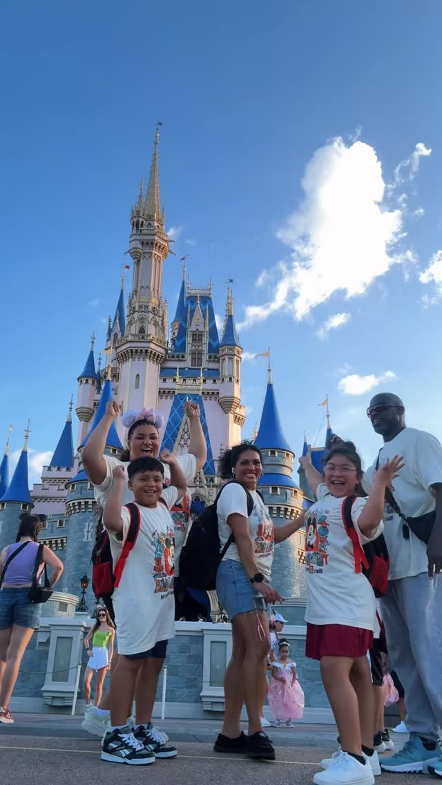 WE ARE AT DISNEY!! @waltdisneyworld #smallbusiness #lipglossbusiness #smallbusinessowner #lipgloss #explore #familyowned