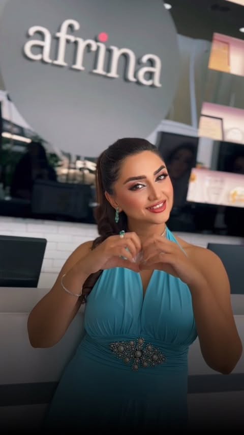 زیبایی قدرت است؛ لبخند شمشیر آن. 💎
Beauty is power; a smile is its sword. 💙
Thanks to @afrina_beauty_group for their amazing services and to @mozafarianofficial for their stunning pieces.
#پوپک_موزیک #پوپک_خواننده #جواهرات #سالن_زیبایی #جوهرة #صالونات_تجميل
#poupak_singer #poupak_music #persianmusic #beautysalon #jewelry #design