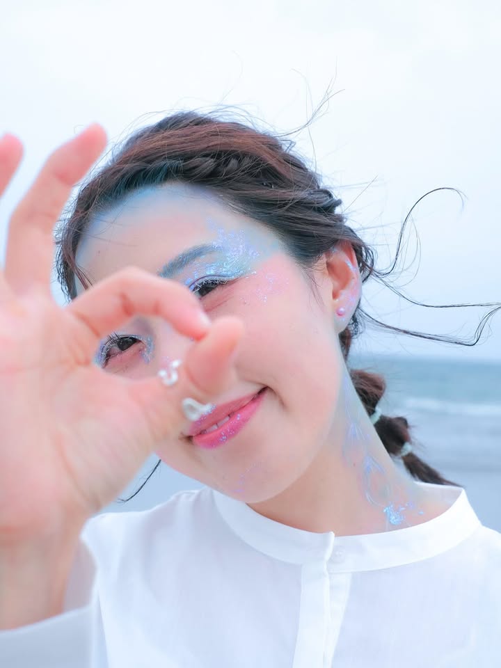 Sunny side up ☀️
紫陽花が咲き始めるともうすぐ誕生日かぁって思うし、紫陽花を見なくなるともう夏…!?って思う🪼
時の流れがびっくりするほど早いから、毎日…大切に生きないと…な…って思いながら、ソファでパックつけたまま寝落ちする今日この頃。
📷💄 @hacu.mai