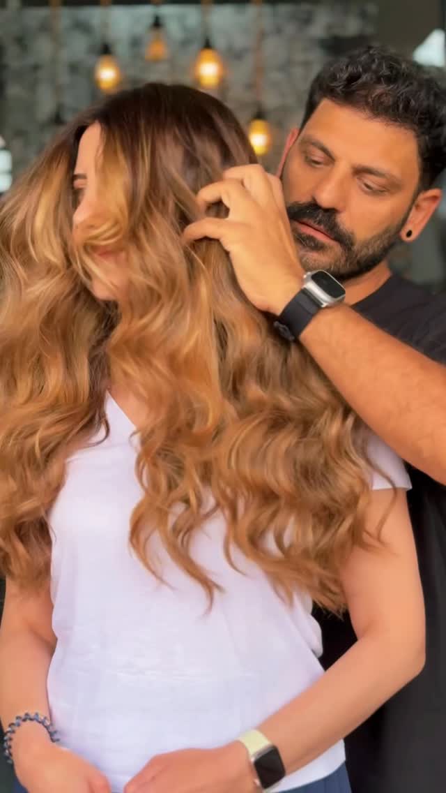 Yeni sezona damga vuran sıcak ve doğal bir tonla geldik: Karamel Sarı! ✨
Erdal Alp Kuaför’de stilinize ışıltı katacak bu özel renkle tanışmanın tam zamanı. Cildinizle kusursuz uyum sağlayan, bakımı kolay ve etkisi uzun süren bu ton, hem günlük kullanımda hem özel günlerde vazgeçilmeziniz olacak.
Her detayı özenle planladık, uygulamamızı profesyonel dokunuşlarla tamamladık.
Eğer siz de saçlarınıza yenilik ve enerji katmak istiyorsanız, sizi salonumuza bekliyoruz.
📍 Bahçeşehir 2. Kısım, Park Çarşı
📞 (0212) 669 77 39
#karamelsarı #erdalalpkuaför #bahçeşehirkuaför #sacrenkleri2025 #istanbulkuaför