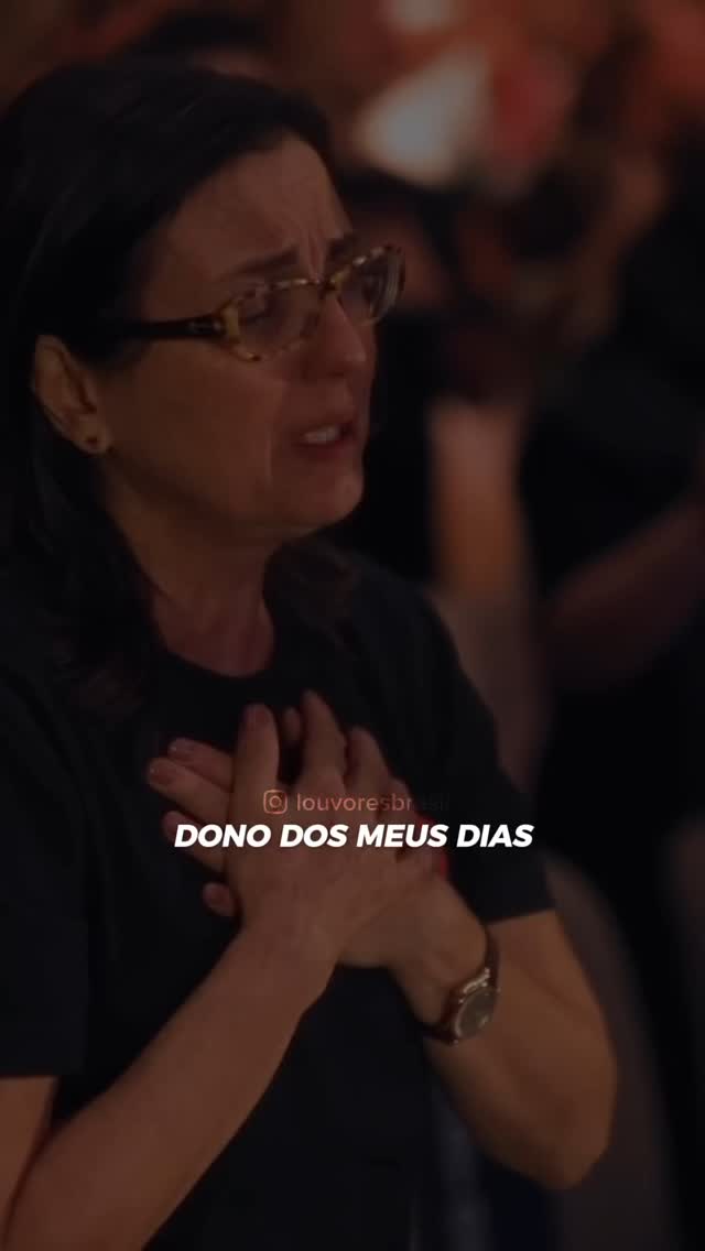 A Esperança e a Devoção em 'É Ele'
A música 'É Ele' é uma profunda expressão de fé e devoção cristã. A letra reflete a preparação espiritual e a humildade diante da grandeza de Deus. A frase 'Estou preparando um caminho, endireitando as veredas' remete à missão de João Batista, que preparou o caminho para a vinda de Jesus, conforme descrito em Isaías 40:3 e Mateus 3:3. Nesse mesmo sentido, a ideia de 'diminuir para que Ele cresça' é outra referência direta a João 3:30, onde João Batista afirma: 'É necessário que Ele cresça e que eu diminua'.
A música enfatiza a centralidade de Cristo na vida do crente. A repetição de 'E é Ele, por Ele que eu estou gastando a minha vida, perdendo tudo por amor e com alegria' destaca a entrega total e a alegria em servir a Deus. Essa entrega é vista como um ato de amor e devoção, onde o fiel encontra prazer e propósito. A expressão 'Dono dos meus dias' reforça a soberania de Deus sobre a vida do indivíduo, indicando uma rendição completa à vontade divina.
Texto: letras/ É Ele - Drops INA
Vídeo: reprodução
Canção: É Ele
Grupo: Drops INA / @drops.ina
#louvoresbrasil #musica #reels #gospel