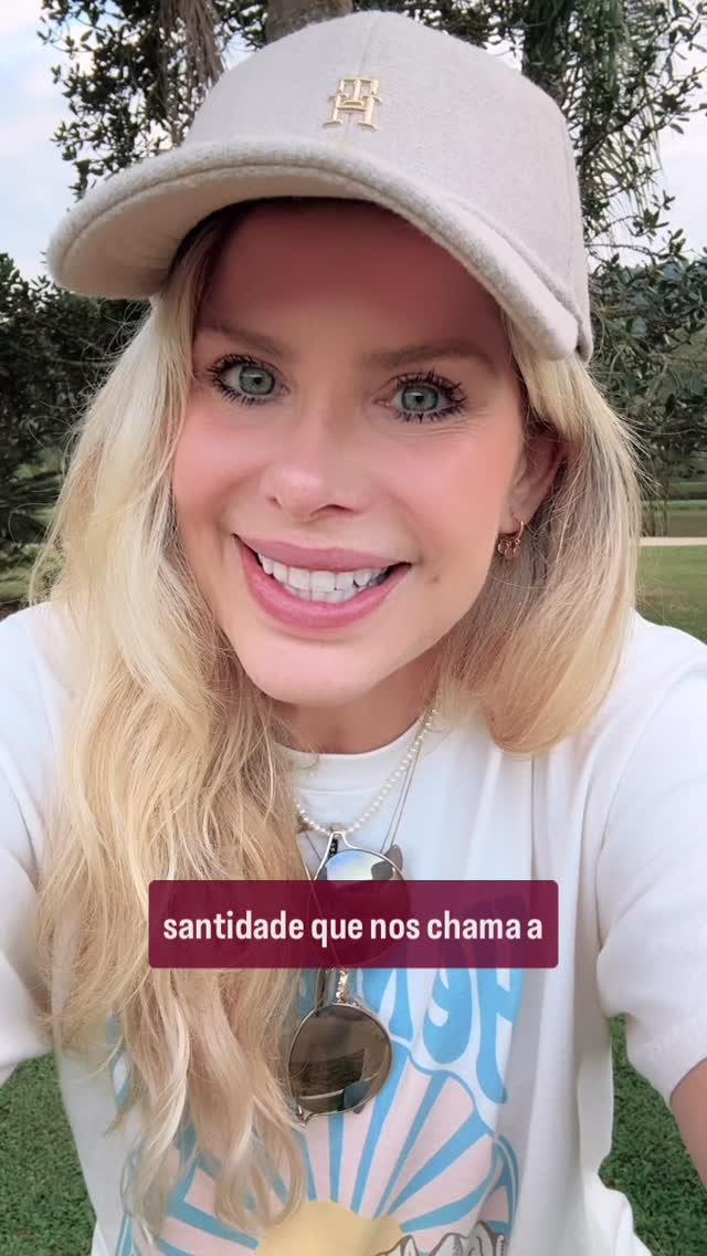 Vivemos dias em que a futilidade é celebrada.
A perversão virou entretenimento.
A injustiça é normalizada. O pecado sutil ou descarado tem cegado a humanidade.
E o que é puro, verdadeiro e santo… muitas vezes é ridicularizado.
A inversão dos valores é clara.
O mundo tem aplaudido o que deveria causar lamento, e zombado daquilo que deveria ser respeitado.
Deus nos orienta em Romanos 12:15:
“Alegrai-vos com os que se alegram e chorai com os que choram.”
Mas o que vemos são corações frios, egos exaltados, insensibilidade disfarçada de modernidade…
É como se o senso do que é certo estivesse se perdendo, passo a passo, diante de nossos olhos.
Isso não é evolução.
É retrocesso.
É o ser humano desconectado de sua essência — e da voz do Criador.
Somente com Deus é possível enxergar com clareza.
Somente com a direção do Espírito Santo recebemos o dom do discernimento — aquele que nos permite ver além das aparências, compreender a verdade e caminhar com sabedoria, mesmo em meio ao caos.
Peça a Deus discernimento.
Para não se confundir.
Para não se contaminar.
Para permanecer firme — mesmo quando tudo ao redor tenta te moldar.
Não se conforme com este século. Renove sua mente na presença de Deus.
A verdade continua sendo luz — e ela nunca será vencida pela escuridão.
📖 “Mas o homem natural não compreende as coisas do Espírito de Deus, porque lhe parecem loucura; e não pode entendê-las, porque elas se discernem espiritualmente.”
— 1 Coríntios 2:14