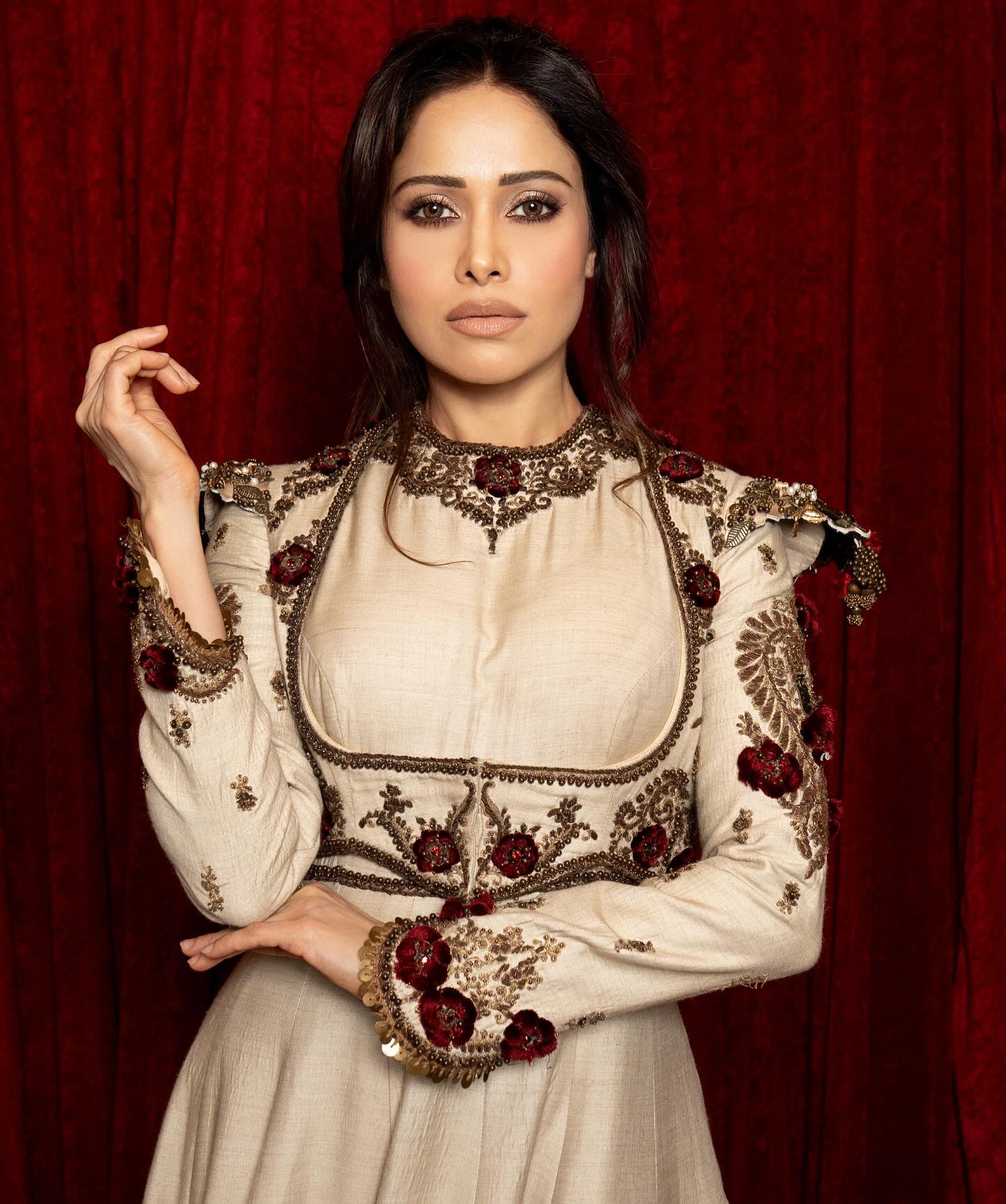 Dramatic entrances with less noise, more nuance.
Outfit: @marwarcouture
@spiffypublicrelations
Stylist @nidhijeswani
Assisted by @stylebyeesha_
Makeup @aafreenmakeupandhair
Hair @cheemabaljit2
Photographer @miteshsphotography
