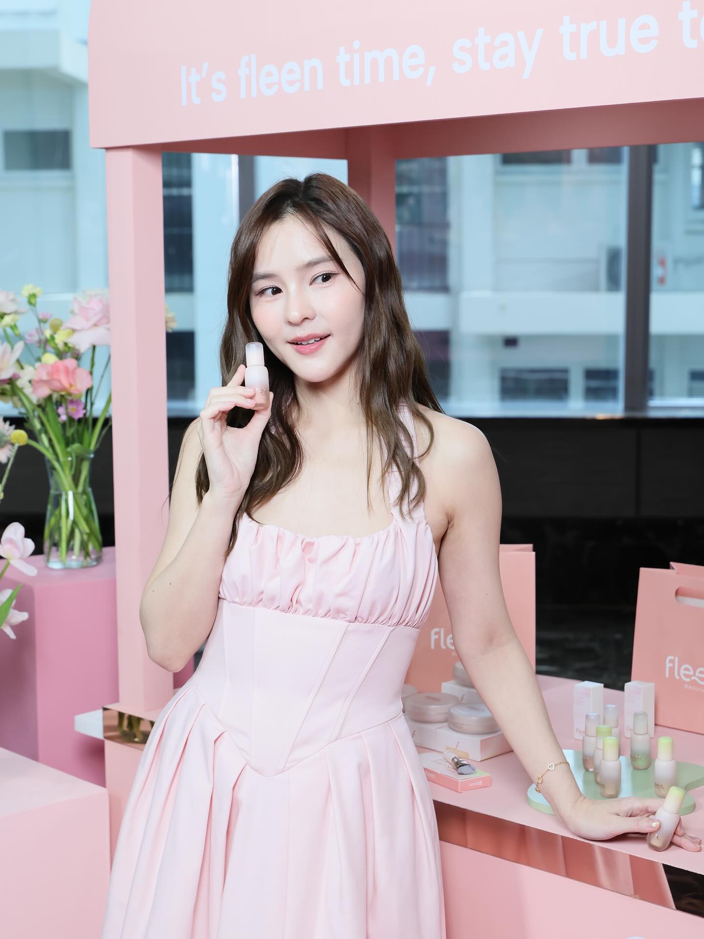 ออมขอขอบคุณทุกท่านที่ร่วมเป็นส่วนหนึ่งของงาน The Art of Flawless Skin with Fleen Beauty ครั้งนี้ค่ะ เราตั้งใจสร้างแบรนด์นี้ขึ้นมาด้วยความรักและความใส่ใจจริงๆ หวังว่าทุกท่านจะชอบผลิตภัณฑ์ของเรา ขอบคุณทุกกำลังใจที่มอบให้กันนะคะ🤍✨
We would like to express our heart thank you to everyone for being a part of The Art of Flawless Skin with Fleen Beauty. Every products was created with great value and love, we sincerely hope you enjoyed the event and fell in love with @fleen_beauty 🫶🏻✨ #fleenbeauty #theartofflawlessskinwithfleenbeauty