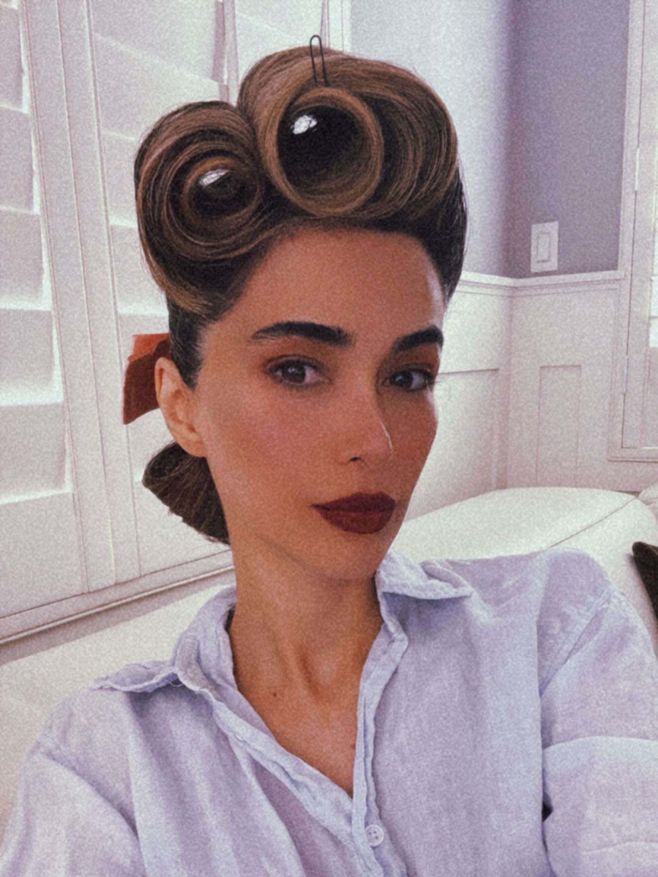 مدل موی «ویکتوری رولز» (Victory Rolls) یک سبک کلاسیک و بسیار شناختهشده از دهه ۱۹۴۰ میلادیه که در دوران جنگ جهانی دوم محبوب شد. این مدل هم زیباست و هم کاربردی، و به نوعی نماد زنانگی و قدرت زنان در اون دوره بوده.
در آمریکا در خیلی از مهمانی ها که تِم وینتج یا خاصی دارن از این مدل موهای جذاب بسیار استقبال میکنن،مثل مشتری عزیزم♥️صوفیا #vintage #glam d