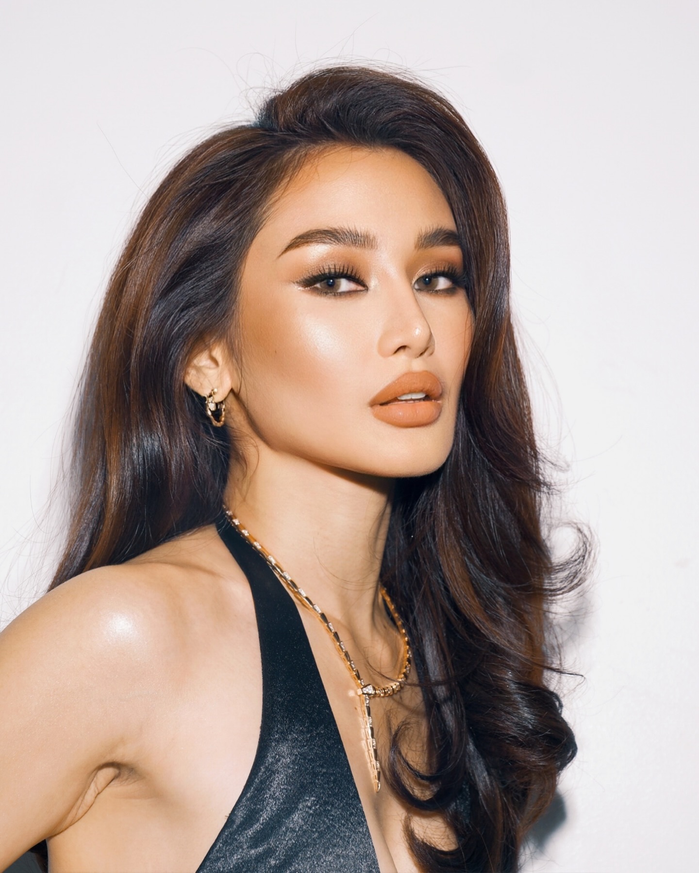 damn right we did that 💅🏼 @chiefilomeno for #MegaBall2025 @megamagazine
📸 @meetkeso
#MakeupByThazziaFalek @thazziafalek
using @diorbeauty
#HairByDaleMallari @dalemallari_
Styled by @perrytabora
Makeup Assist • @george.dillinger
Hair Assist • @mezzjade
Styling Associate • @jotlosa & @bvlgari