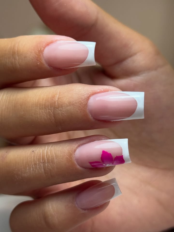 French e fiore in flat (sfumatura tra fucsia e bianco)🩷🤍🌸
Costruttore: petal pink @kharmanailofficial (codice sconto:sara10)❤️🔥
#nails #nailart #french #frenchnails #squarenails #phoenixnails #rome #ostialido