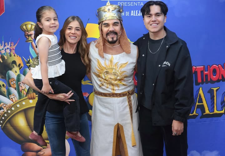 Ayer fue mi última función en CDMX de este gran proyecto llamado @spamalotmx
Fue un placer compartir escena con grandes amigos y artistas. Gracias @alexgouboy por hacerme parte de esta gran puesta en escena. Nos veremos pronto en otro escenario. Larga vida SPAMALOT 🙌