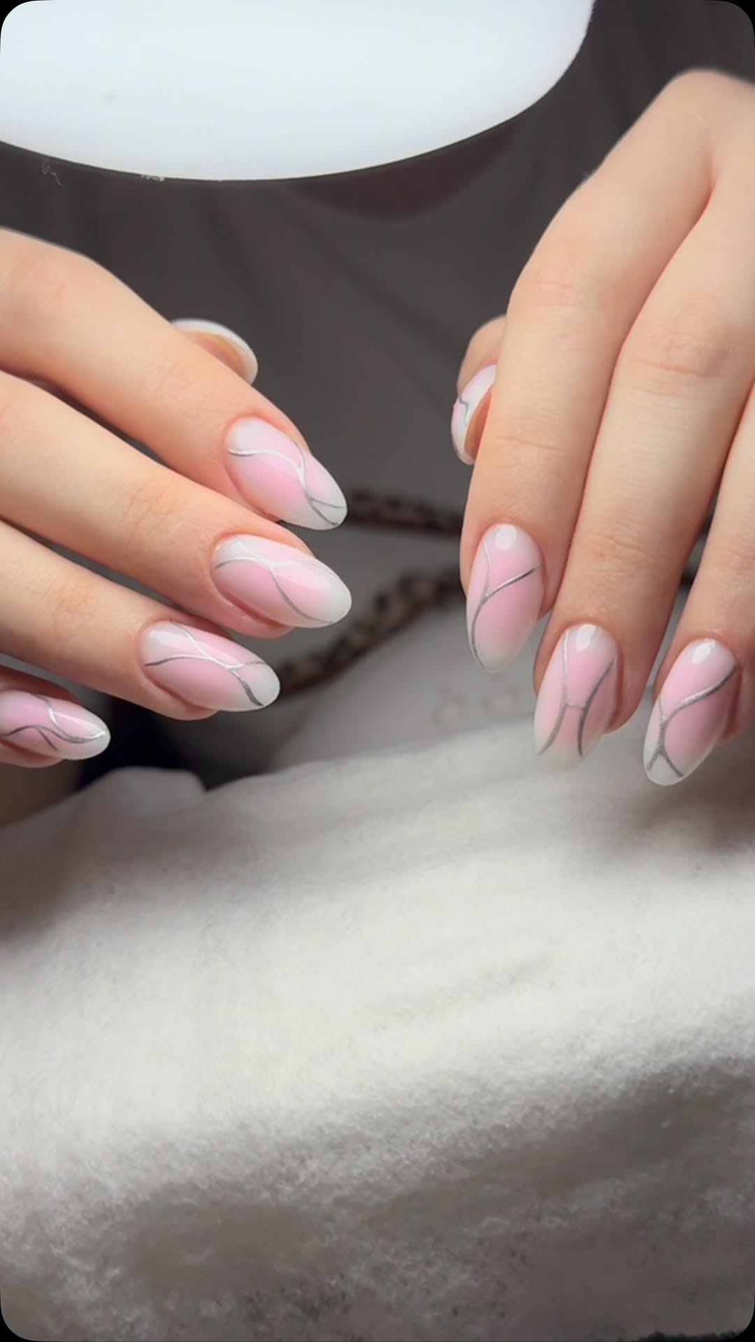 Nailbar farkıyla Jel tırnak💅🏻 💗
☑Tüm uygulamalarınız uzman nail artistlerimiz tarafından yapılmaktadır.....
☑Tamemen el emeği nail artlar, hiçbir yerde bulamayacağınız oje ve süsleme çeşitleri...
☑Sizleri de mutlu müşterilerimiz arasına; Nailbar ailesine katılmaya davet ediyoruz....
☑Bilgi ve randevu için dm den yazabilir veya 0530 624 52 27 nolu telefondan bize ulaşabilirsiniz... •
•
💅 #nails #nail #fashion #nailart #nailpolish #naildesign #nailextensions #proteztirnak #proteztırnak #proteztırnakeğitimi #proteztirnakistanbul #proteztirnakbakirkoy #proteztırnakflorya #jeltirnak #jeltirnakistanbul #jeltirnakbakirkoy #kalicioje #tirnakdizayn #tirnakbakimi #tirnaksüsleme #ojesizgezmeyenlerkulübü #tirnakyeme #tiktok