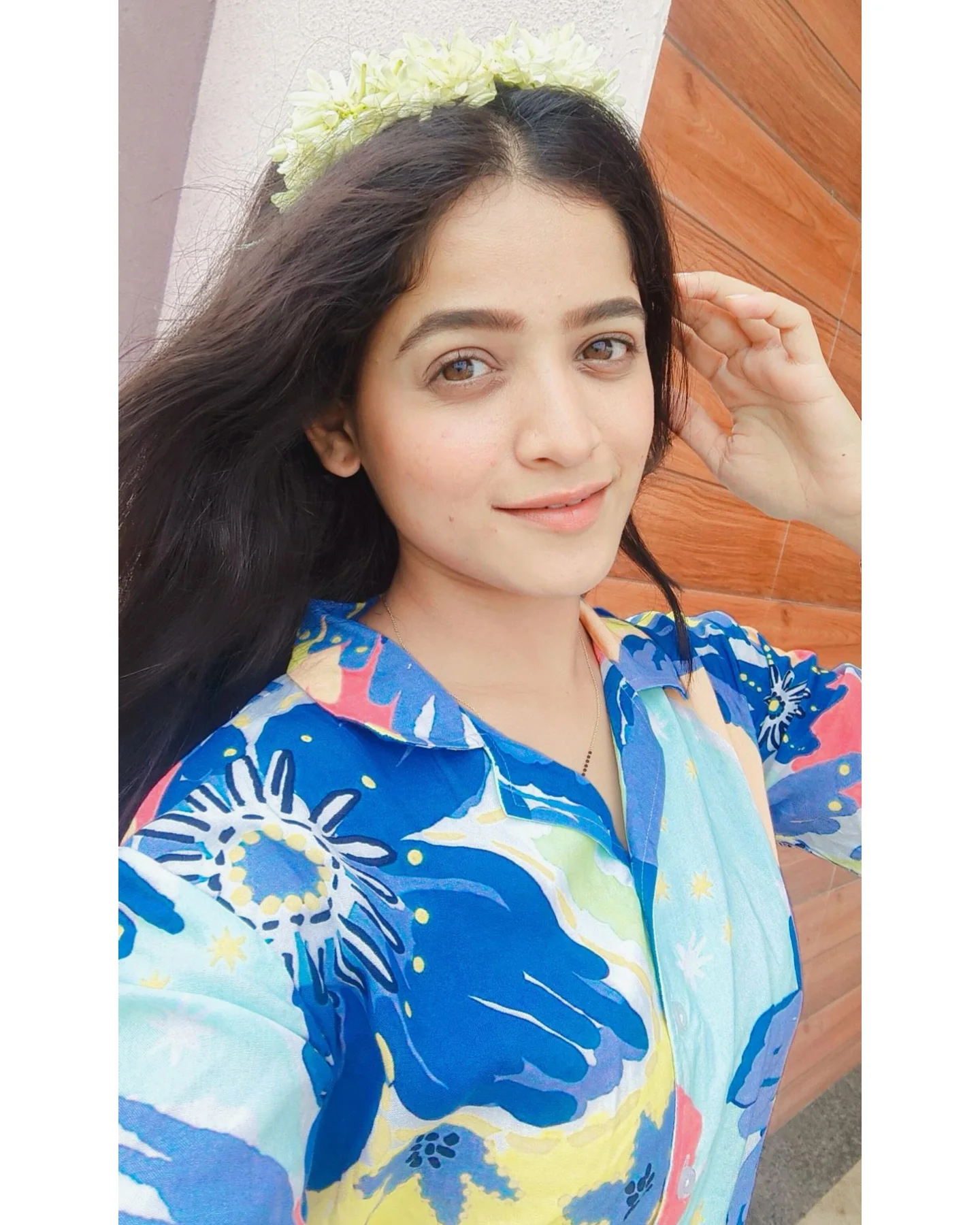 💙🧡💛
.
.
#sharayusonawane #paaru #love #selfiegram #flowers #colourful #happyface #instagramreels #instafit #satara #naturephotography #selflove #zeemarathi