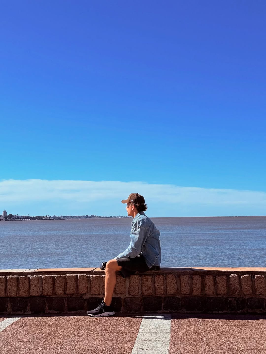feliz cumple amor de todas mis vidas…sos la persona más especial e increíble que conozco. admiro cada rincón de tu alma y me sigo sorprendiendo con lo que sos. estar cerca tuyo es una aventura, hacés que cada momento sea único y maravilloso. ojalá todos pudiéramos ver la vida con tus ojos…ojalá todos tengan un “Nico” en sus vidas y ojalá esos “Nicos” se multipliquen. sos el verdadero “QUÉ HOMBRE”.
afortunados los que te conocemos, sos lo más lindo que tengo, te amo @nicovazquezok 💗