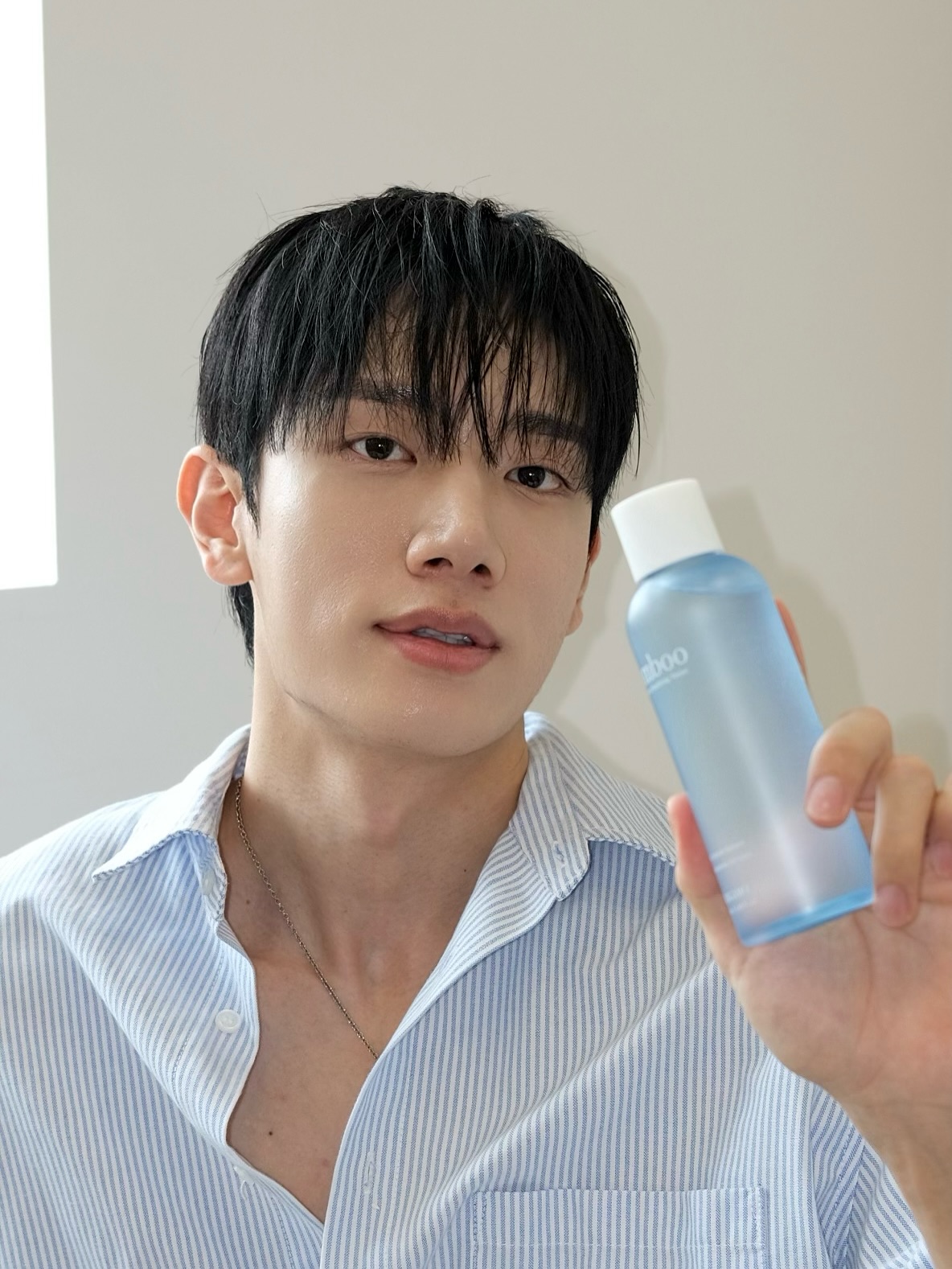 #광고 지만 제가 계속 써본 여름에 딱 맞는 제품 추천 ✔️
더워지는 여름에 얼굴의 열감을 낮추는게 정말정말 중요해요
베르가모 제품들은 바르고 난뒤 쿨링감이 엄청 좋고 🧊
수분 진정에 탁월해서 사용감이 정말 좋아요 ㅎㅎ
냉장고에 넣어뒀다가 쓰면 효과 2배 쿨링 !!
운동하시는 분들이라면 엄청 좋아할듯
제형은 딱 그거예요 무겁지도 가볍지도 않은 딱 그 중간 ㅋㅋ
진짜 발림성이 얼굴에 착 감기고 , 여름에 메이크업하시는 분들에게 강추
광고지만 진짜 좋아서 다들 써보시는걸 추천드립니다🔆
#베르가모 #bergamo #밤부세럼 #베르가모밤부 #수딩세럼
#베르가모토너 #베르가모크림 #밤부토너 #밤부크림