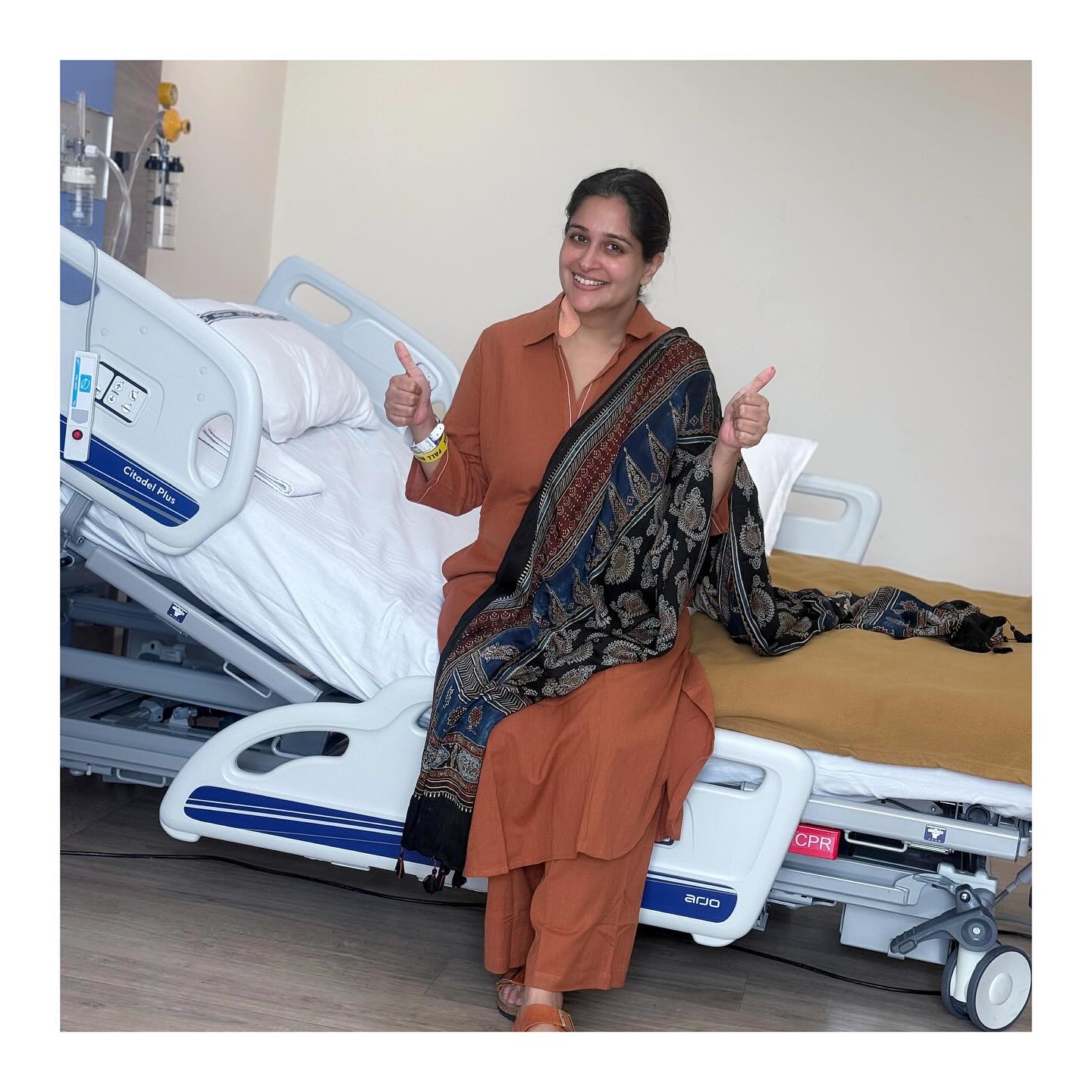 11 Days of being here and now home… Free from the tumour… but this is one part of the treatment done… remaining will follow in the coming time… and mujhe yakeen hai I will sail through that too as i said before.
Ye 11 din mushkil the but because of the amazing ppl we had around… things went smooth… there was suffering but it was all handled with a lot of warmth by everyone at the #kokilabenhospital .
To start with Dr Somnath Chatopadhyay & his team Dr Kanchan, Dr Neha, Dr Sanket, Dr Manek & Dr Kavita.. not only are they exceptional Doctors but even great human beings! achi treatment… jab itne pyaar aur empathy ke saath ki jaaye to patient ki recovery fast bhi ho jaati hai and bahut himmat milti hai…
Also all the sisters, staff who attented to me Dr Sharmeela( anaesthetist) , Dr Bushra (ICU Dr), Sister Akshara , Nupur, Pragati & Shasheeka( ICU sisters) , Sister Anupama, Ashna & Sister Jijin (ward sisters), and all the Female Helping Staff I will be grateful to u all for life… its because of your love & care that I am able to recover and get back home…
And my biggest strength has been the love , prayers & blessings that u all have showered on me…. Dil Se thank u… bahut himmat mili aap sabka pyaar dekhke ❤️
Aage bhi yahi pray kijiyega ki my treatment further goes smoothly & i get the strength to go thru that as well… Lots Of Love to all…
