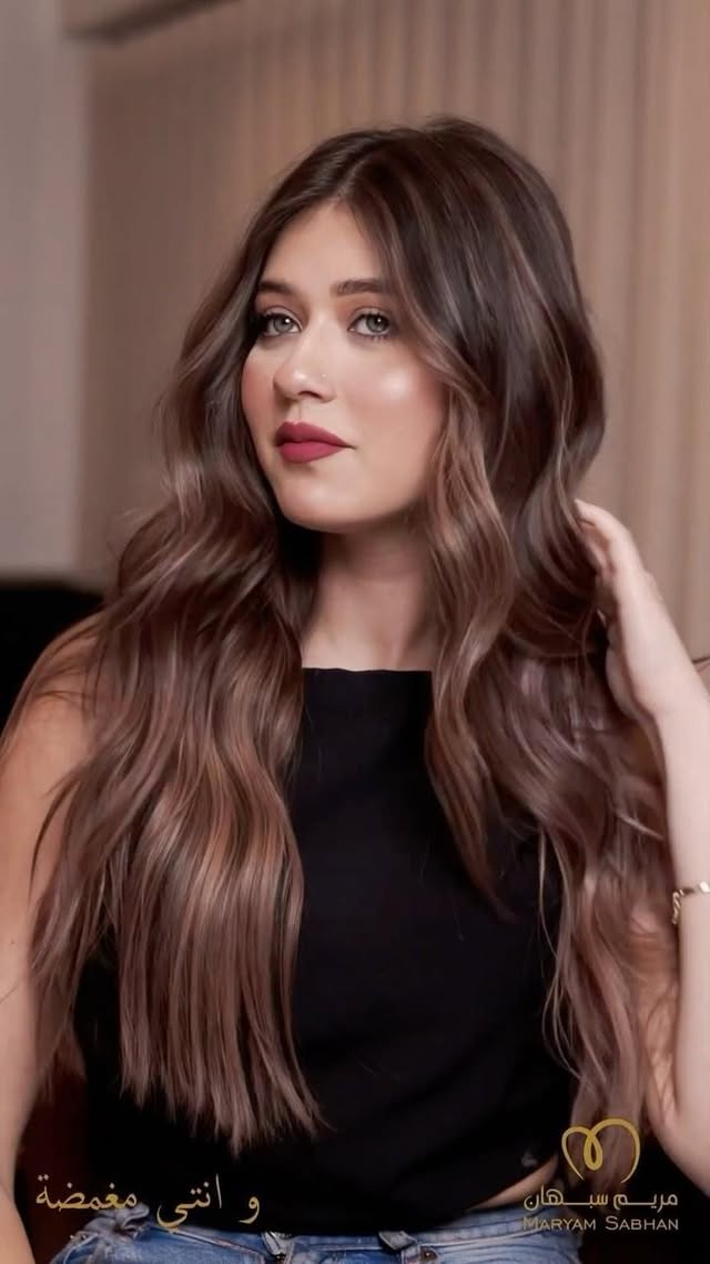 بعد كل الحوار و عبالنا تبى أشقر جان تراوينى صور غير😂😂بس عندى أجمل بوايد أنا أحب هالدرجات وايد قالت بعدينى عن الزيتى و الرمادى و البلاتيني و أعجبوها هالدرجات فى كاتلوج الصبغة😍
منشنى صديقتج أو إنسانة تحبين تكون معاج بهذى المشاوير و تثقين برأيها. يا حلو الصديقات💕
المصوره المبدعه @fatma.alrashed_
تسلم ايدج فاطمه و يا حلو روحج بلشغل و ماشاءالله على شىغفج و حماسج رغم إنج حامل 🤍