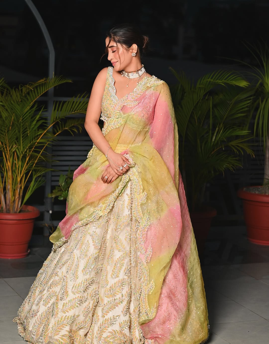 🌸
Styled by @stylingbyvictor @sohail__mughal___
Outfit @nitikagujralofficial @amigos.rizwan
Jewellery @binniswardrobe
@shopnaymee via @offbeatmediain
