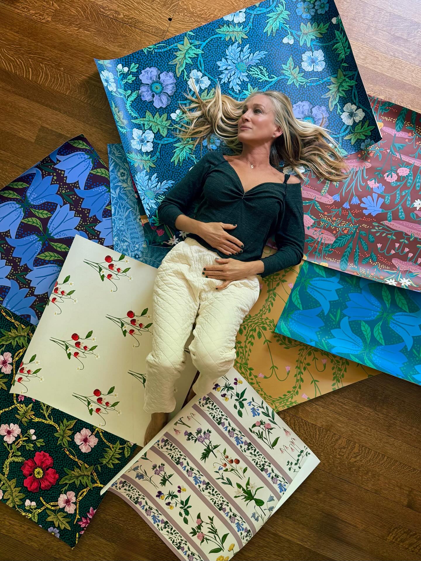 SJP Mysa Collection is available online now —
“Mysa”—a Swedish word evoking coziness, comfort, and contentment—this collection blends craft with warmth, color and painterly elegance. From soft botanicals that echo Nordic wildflowers to delicate patterns, every print is an invitation to slow down and savor the beauty in simplicity. Curated by Sarah Jessica Parker in collaboration with Wallshoppe Co-Creative Director Eric Hughes, Mysa is where style meets serenity.