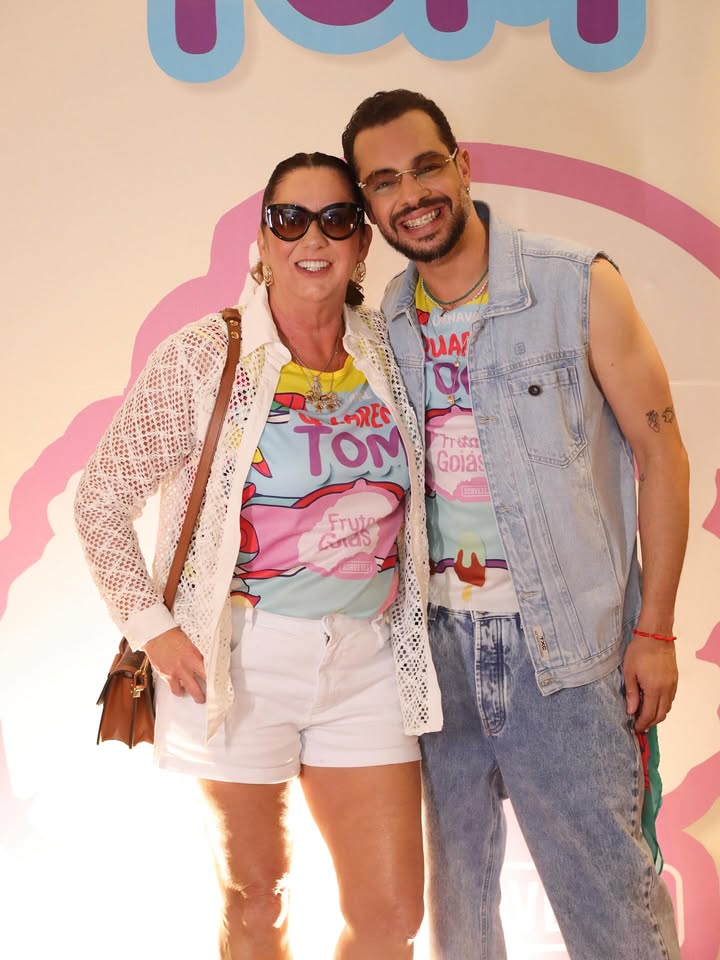 Feliz aniversário peixinho dourado. Que Deus continue abençoando grandemente sua vida🙌🙌40 com corpinho e carinha de 30, love you @tomtomfonseca ❤️🥰
